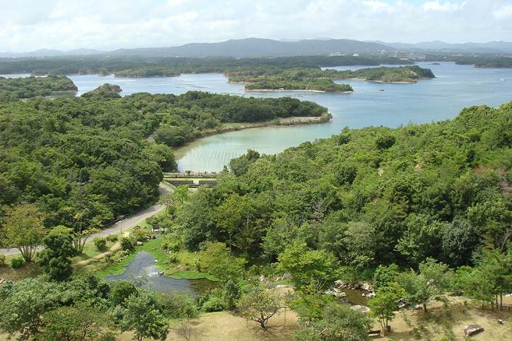 都リゾート 奥志摩 アクアフォレストから見た水門（写真中央）