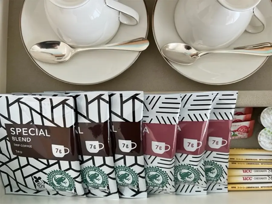 客室内にセットされたコーヒー