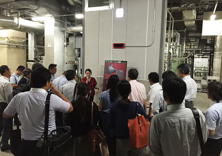 設備の見学（地下５階・コージェネレーション設備）