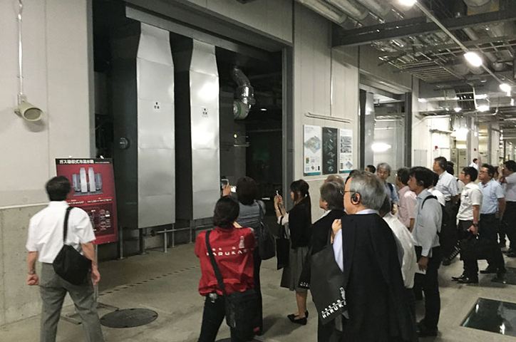 設備の見学（地下５階・ガス吸収式冷温水器）