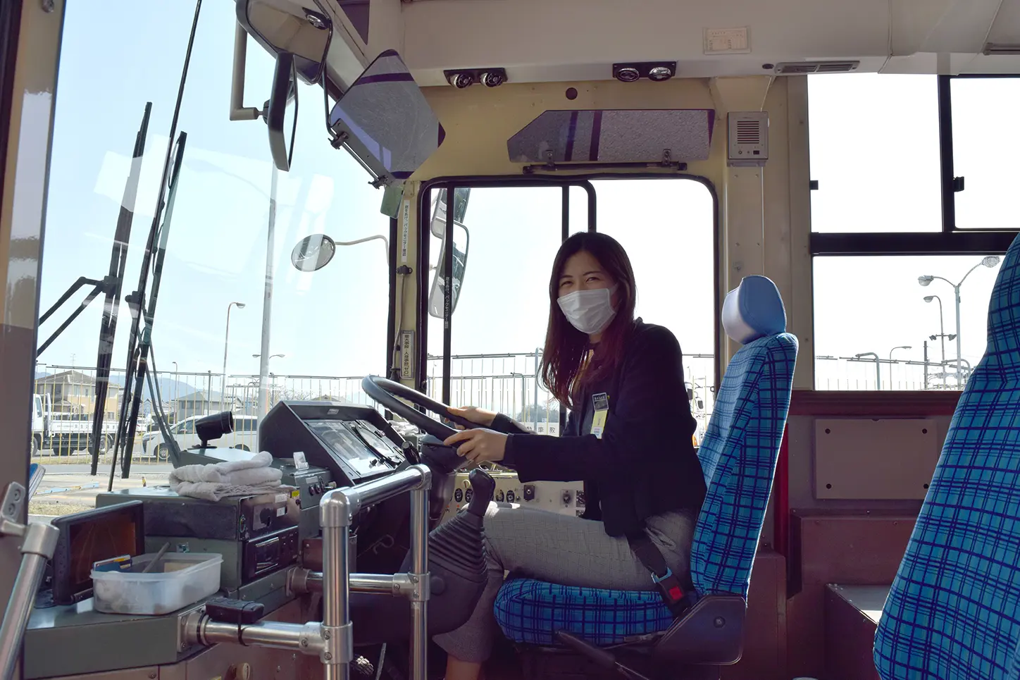 自動車教習所で教習を受けている様子