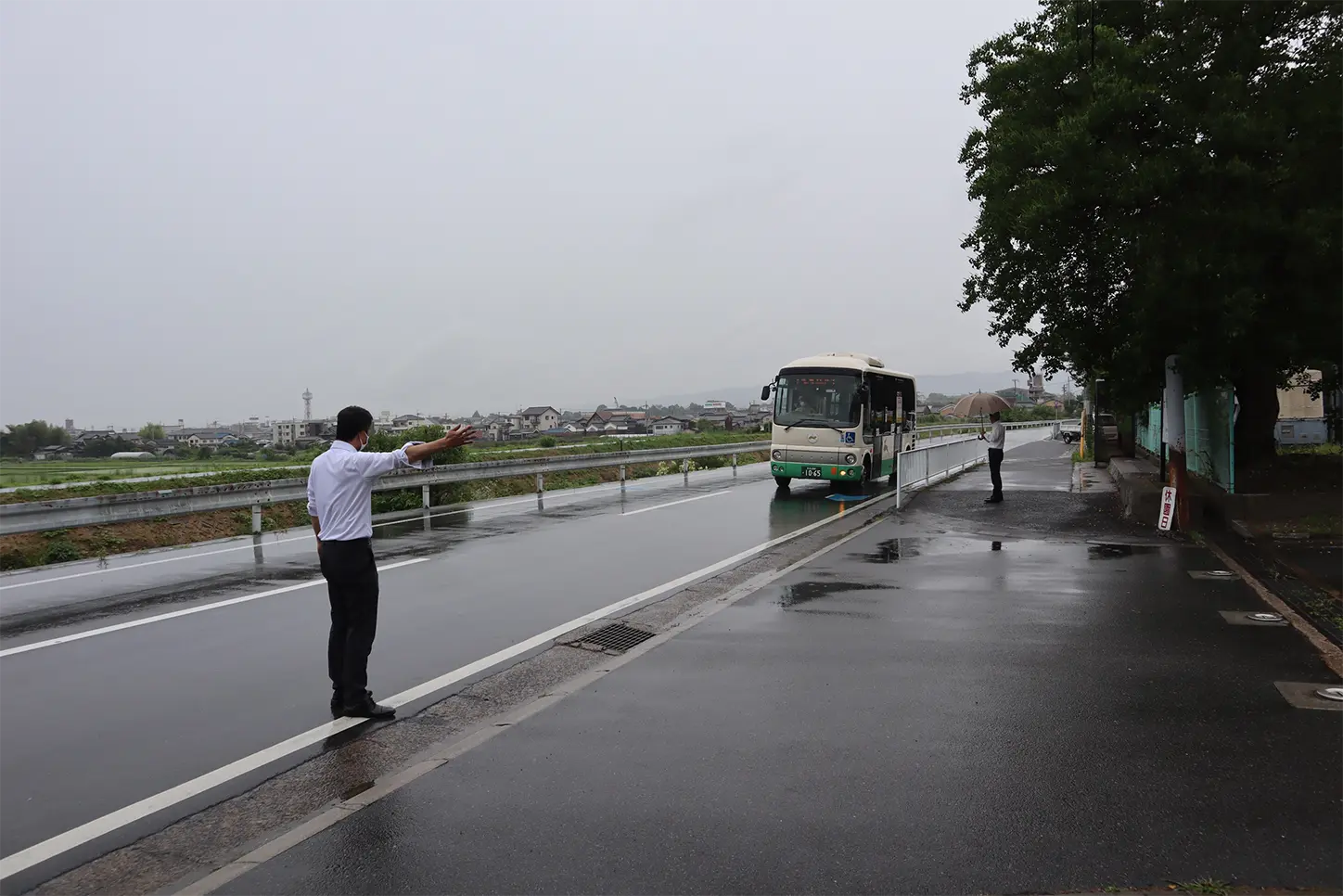 バス車両を避難誘導している様子