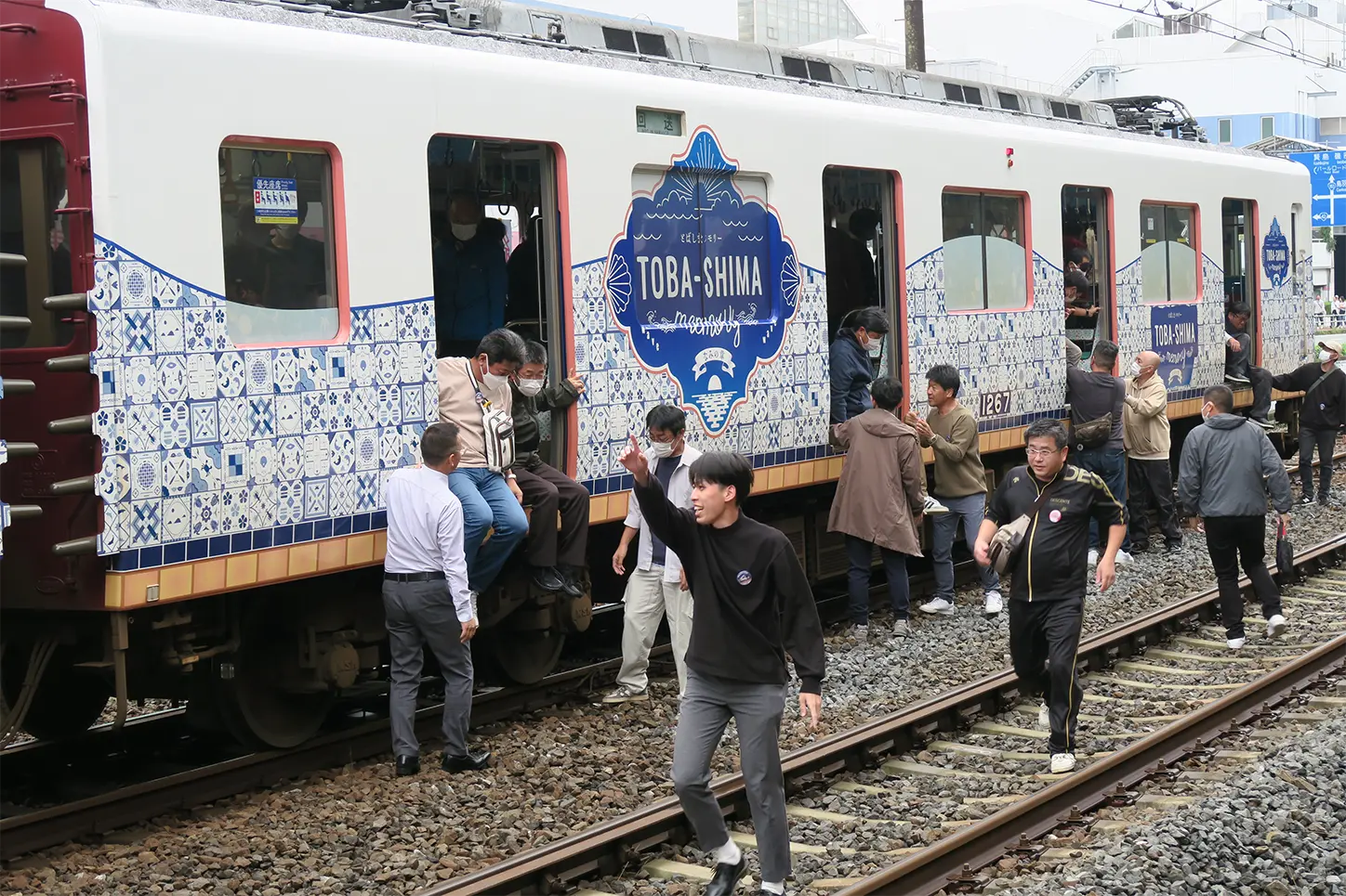 列車から避難する参加者