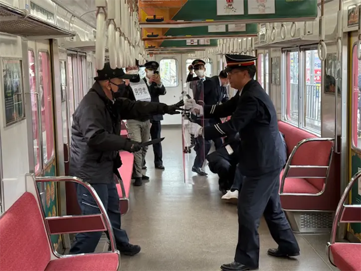 車内でテロを想定した合同訓練（河内山本駅）