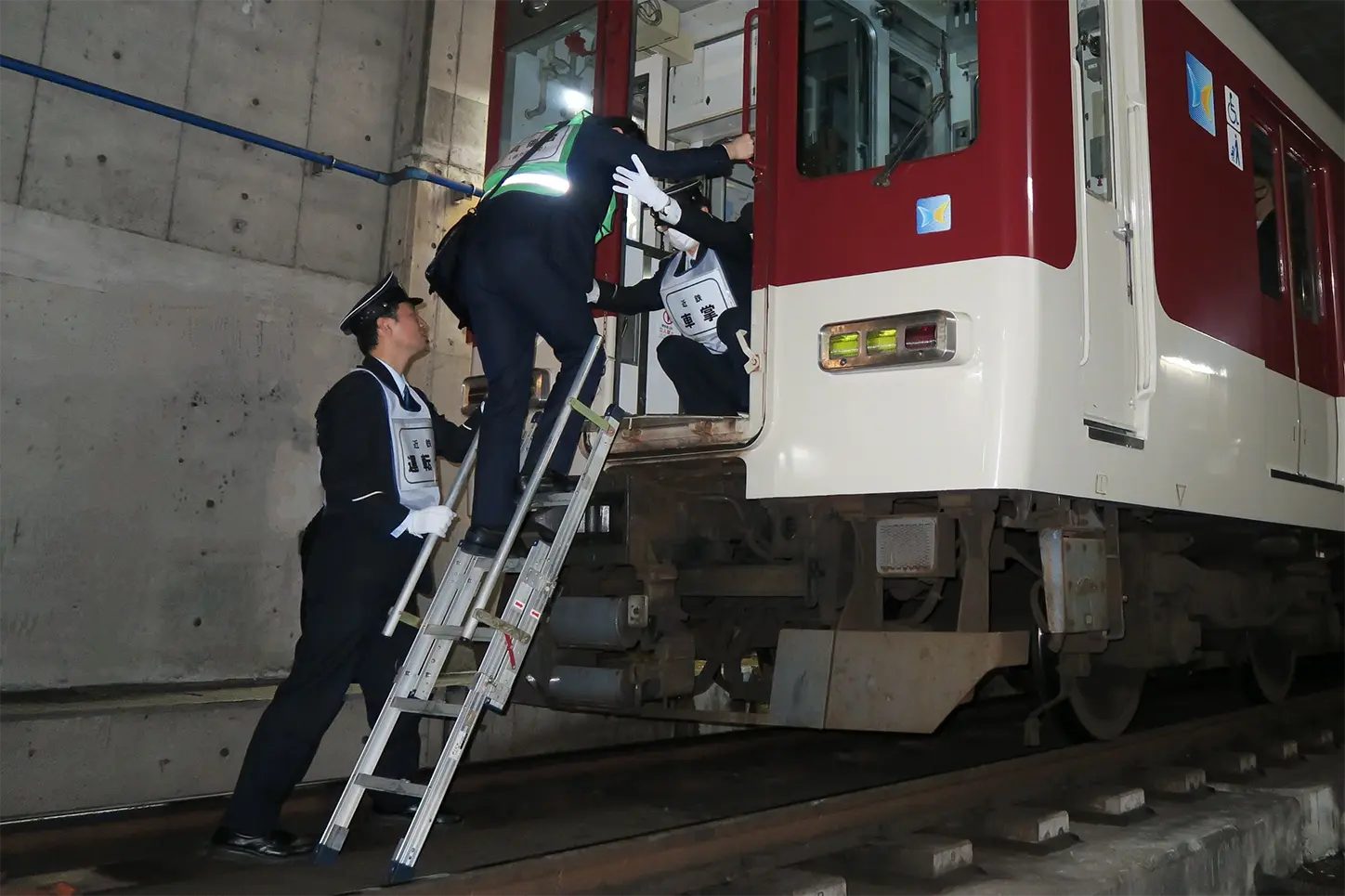 相互直通運転している阪神電気鉄道と合同で実施した地下線内列車火災訓練（阪神桜川駅構内）