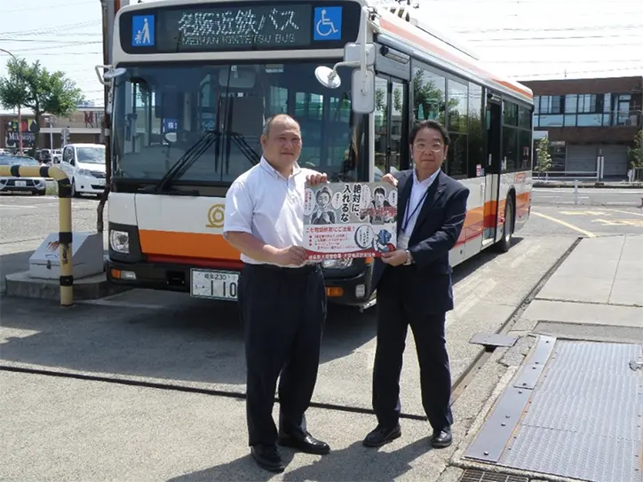 刷新したポスターを受け取る様子