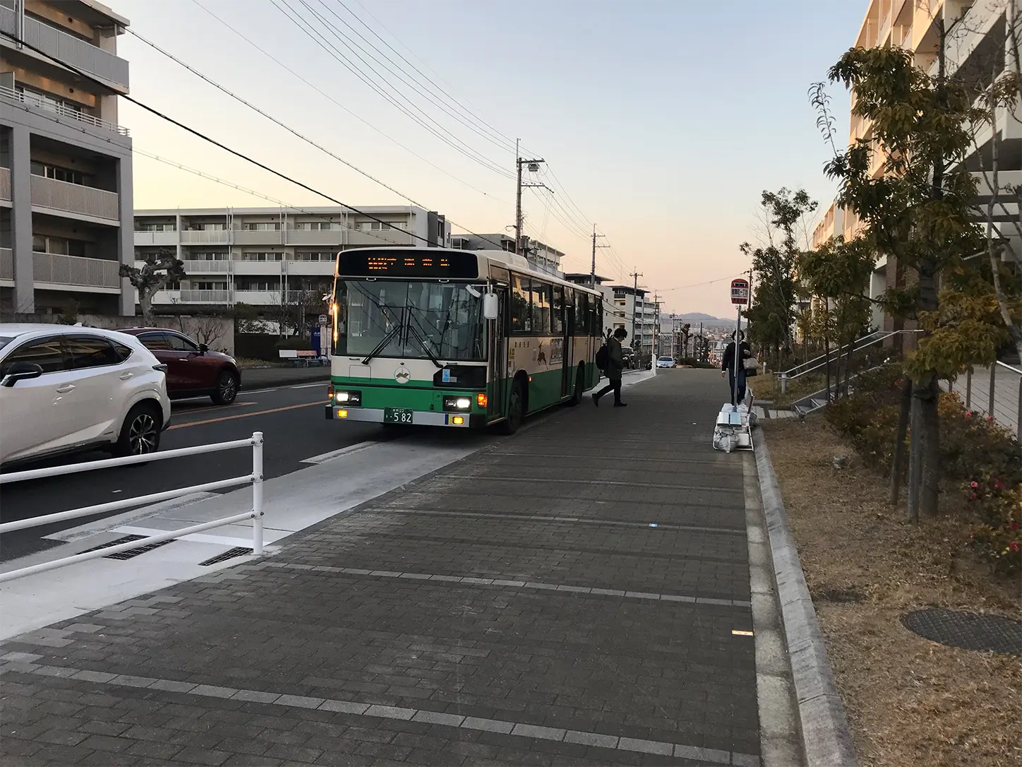 拡幅工事を行い改良されたバス停