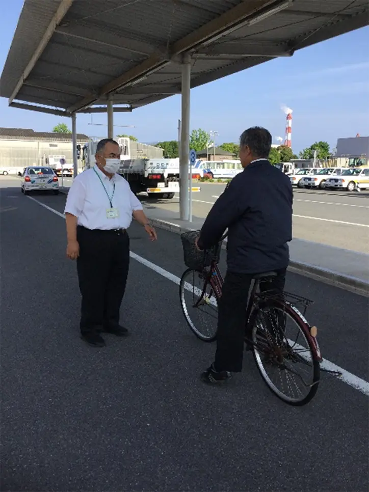自転車の安全な乗り方を指導