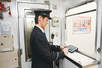 車掌室で放送用のプラグと接続して使用