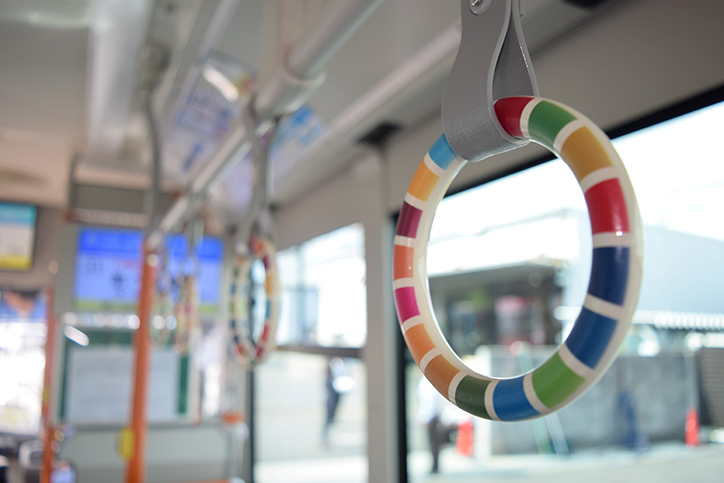 ＳＤＧｓの17個の目標（カラーホイール）をあしらったつり革