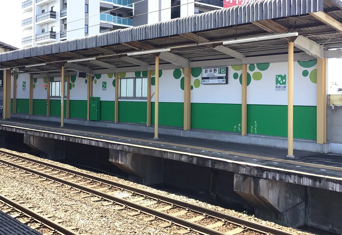 長居公園、長居植物園をモチーフとしたデザイン（針中野駅）