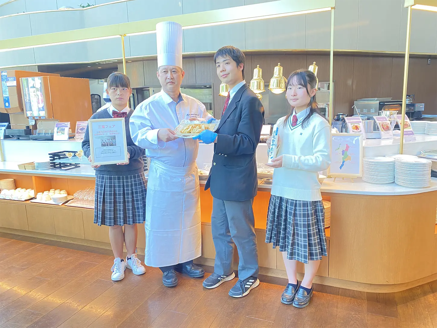 四日市農芸高校の生徒とゴールデンウィークブッフェ「四日市ひやむぎ餃子」の紹介風景