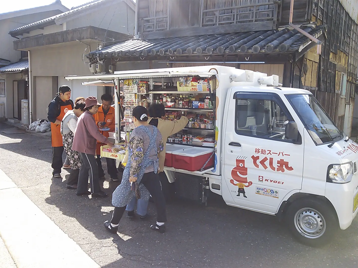 移動スーパーの販売風景