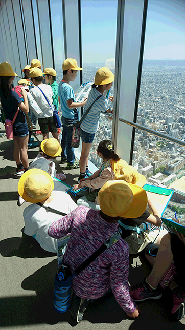 展望台での校外学習の様子