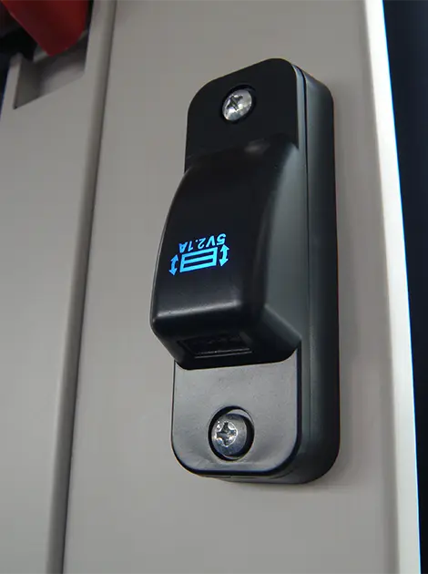 路線バス車内に設置したUSBポート