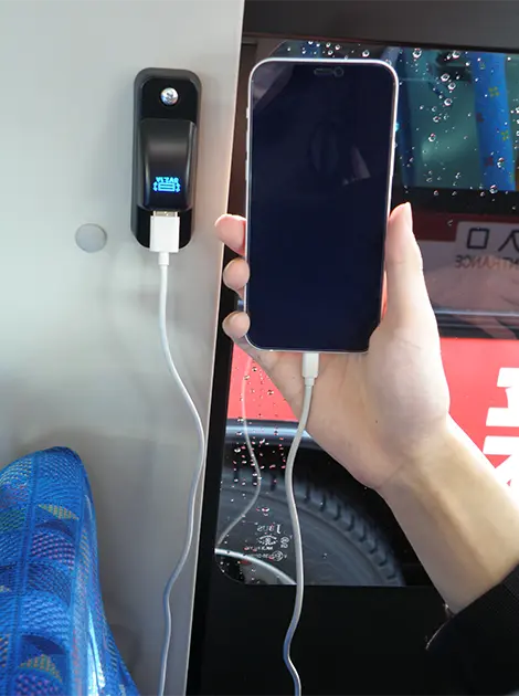 路線バス車内に設置したUSBポート