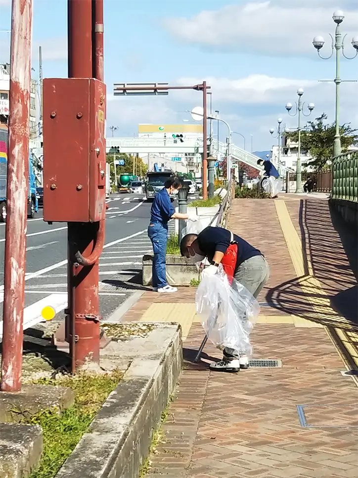 河川沿道清掃の様子