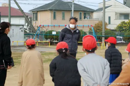 学校の授業でラグビー体験を行っている様子