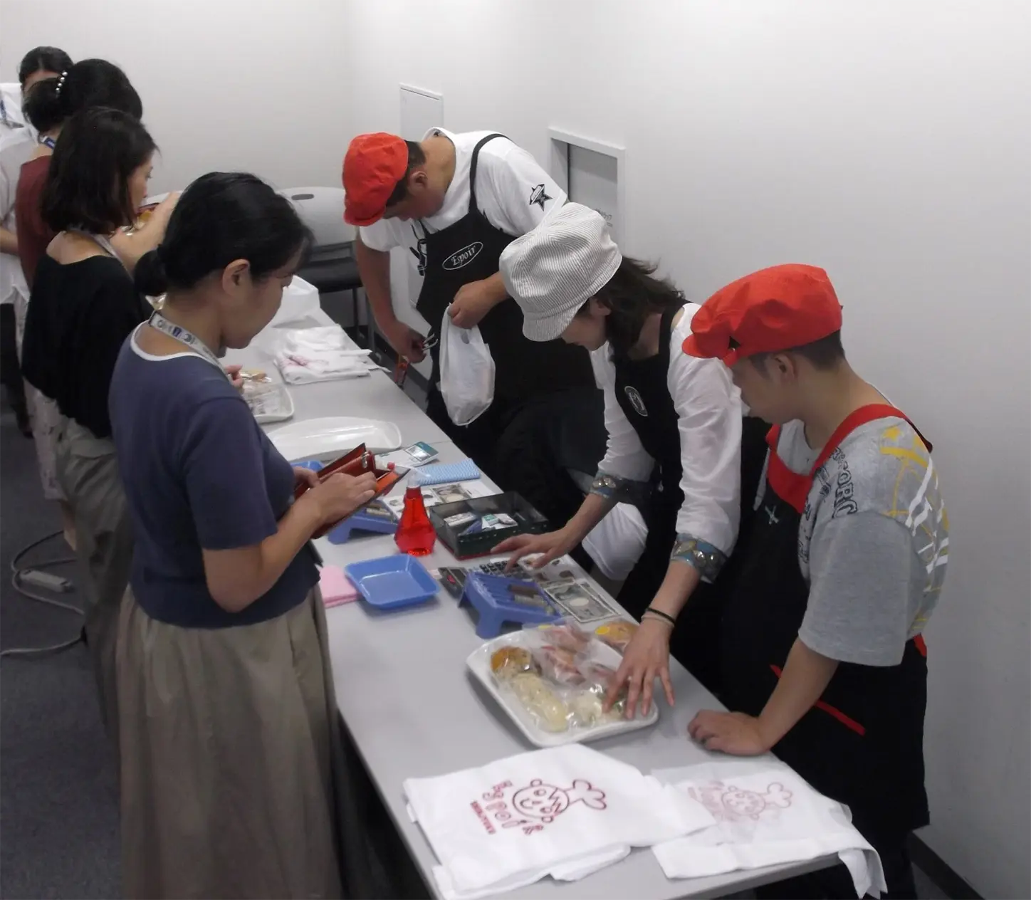 福祉作業所で作られたパンの社内販売の様子