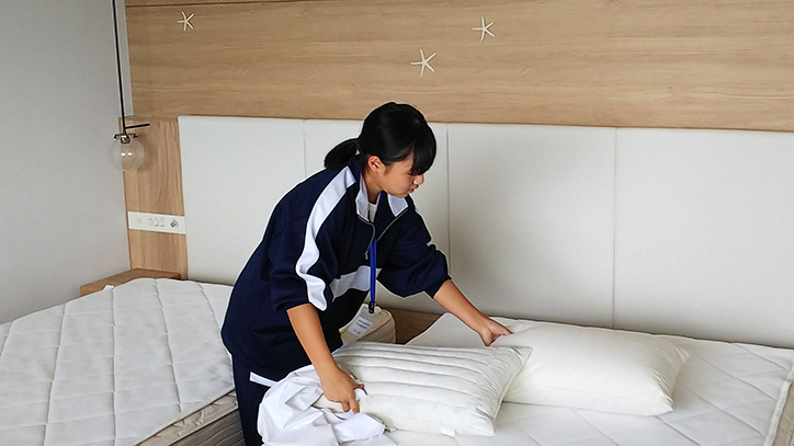 客室ベッドメイキングの様子