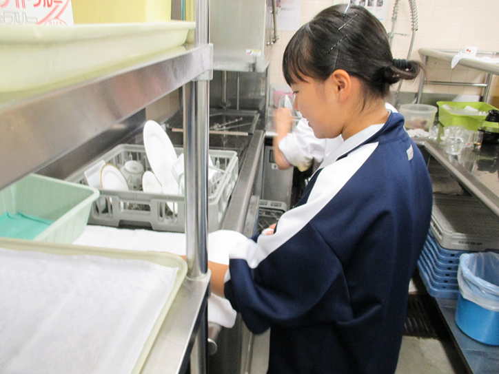 レストランでお皿の準備作業