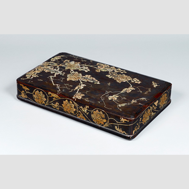 螺鈿葡萄文衣裳箱