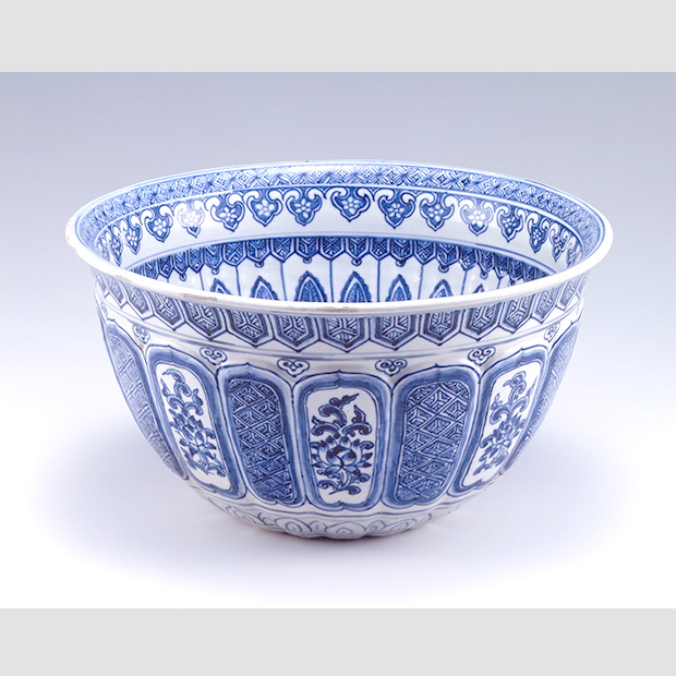 青花牡丹文大鉢