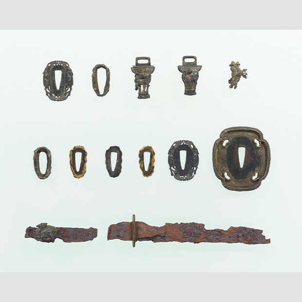 黒味銅地銀象嵌藤花鹿文太刀金具