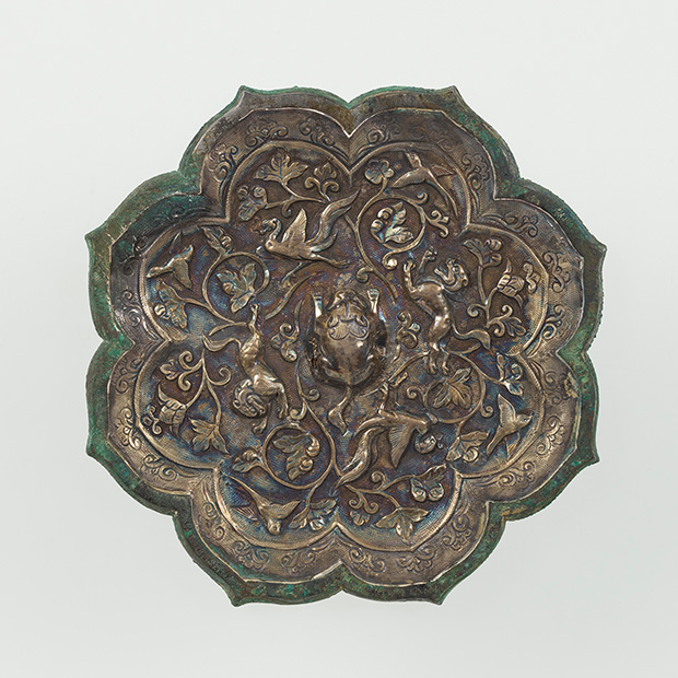 銅製貼銀鎏金双鳳狻猊文八稜鏡