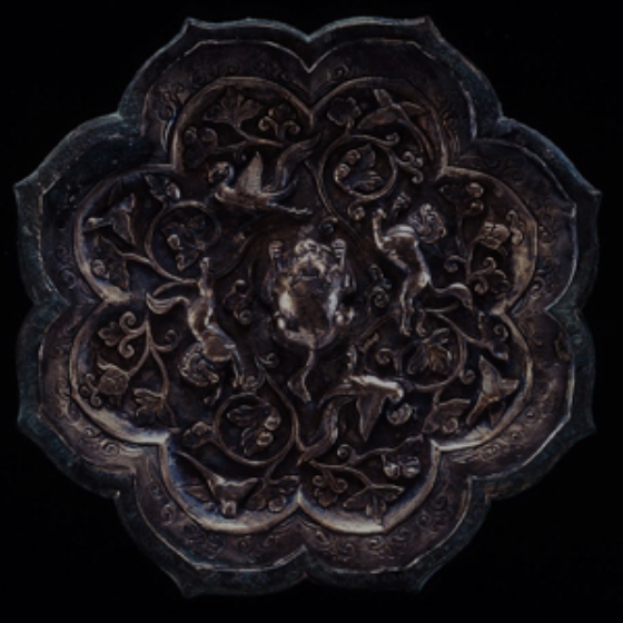 銅製貼銀鎏金双鳳狻猊文八稜鏡