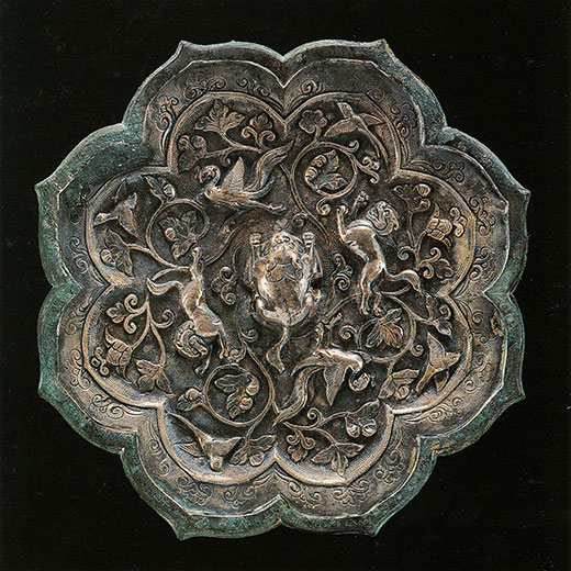 銅製貼銀鎏金双鳳狻猊文八稜鏡[重要美術品]