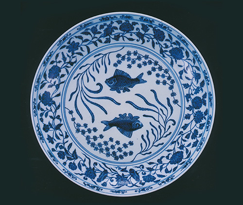 青花双魚文大皿　中国・明時代　大和文華館蔵