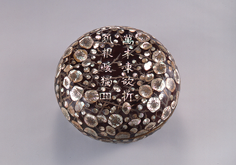 螺鈿蒔絵梅文合子　大和文華館蔵