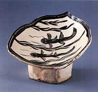 白地黒花鯰文枕 大和文華館蔵