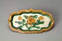 三彩印花牡丹文長盤 愛知県陶磁美術館蔵（小川徳男コレクション）